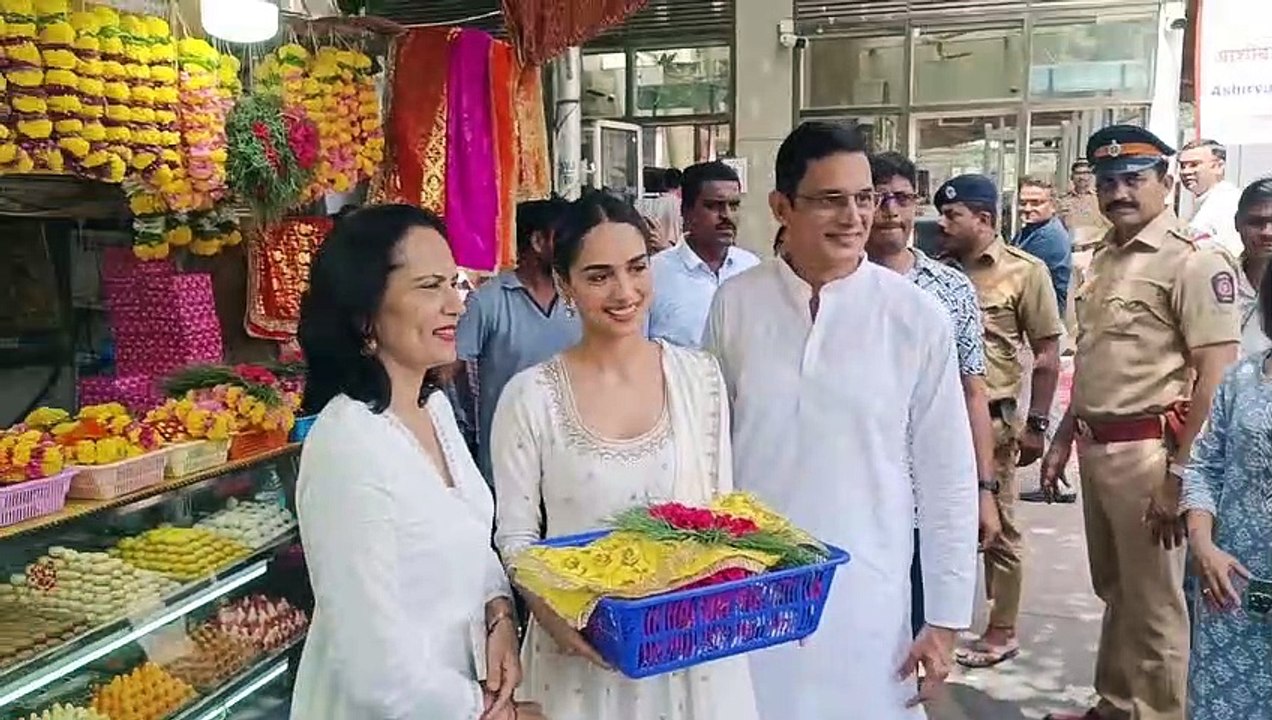 Manushi Chhillar Visits Siddhivinayak temple