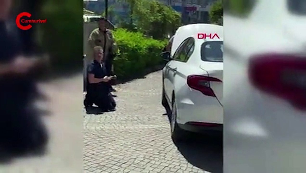 Esenyurt'ta otomobile giren 'yılanı' itfaiye çıkardı