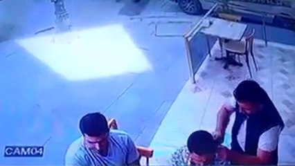 Esnaf gözlerine inanamadı! Öfkeli şahıs husumetlisini börekçide yakalayıp kulağını kesti