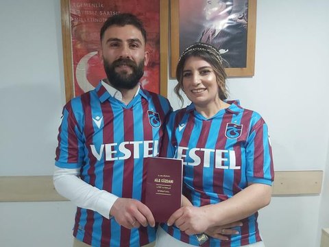 Artvinli çift, Trabzonspor'un şampiyonluk kutlamalarında nikah masasına oturdu