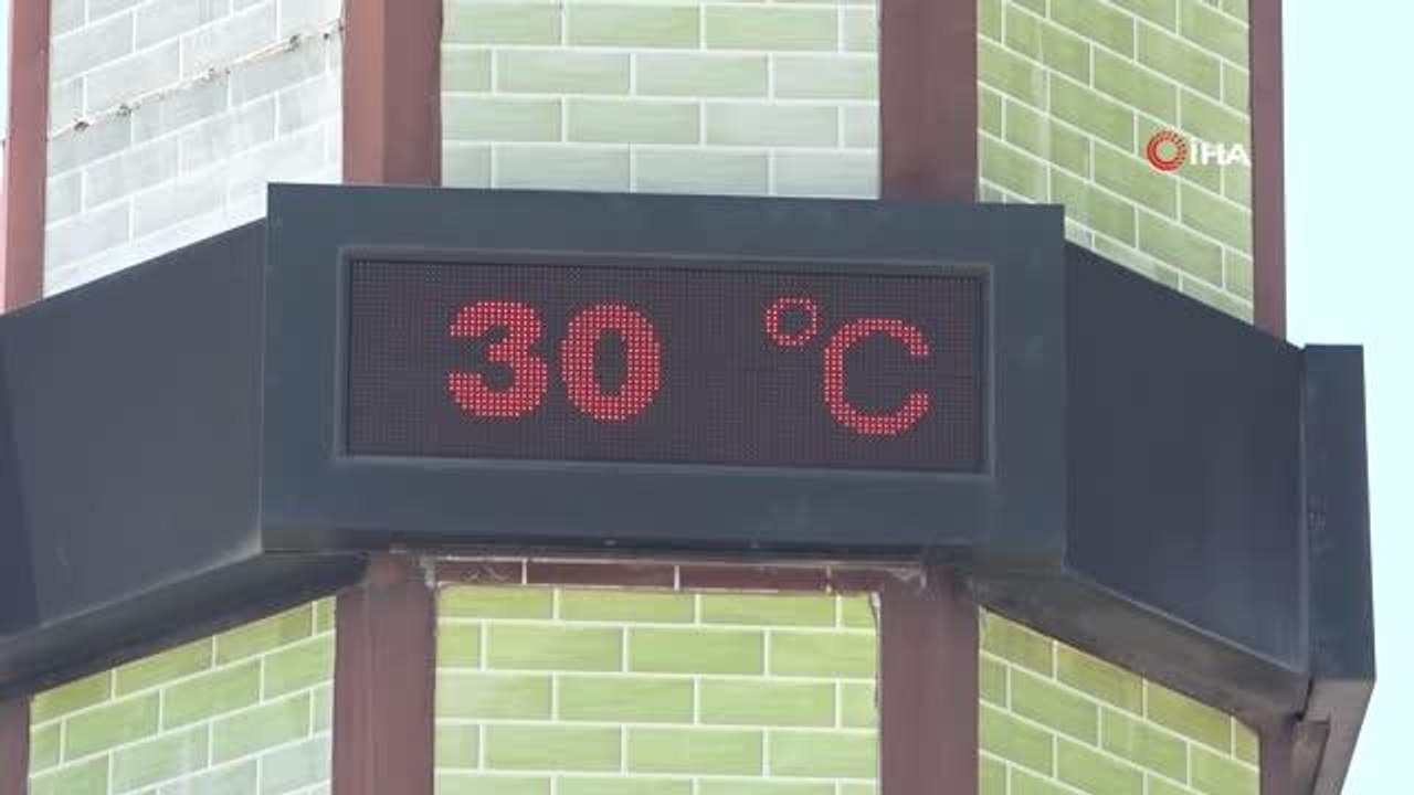Antalya'da termometre 30 dereceyi gösterdi, vatandaş sahilde yer bulmakta zorlandı
