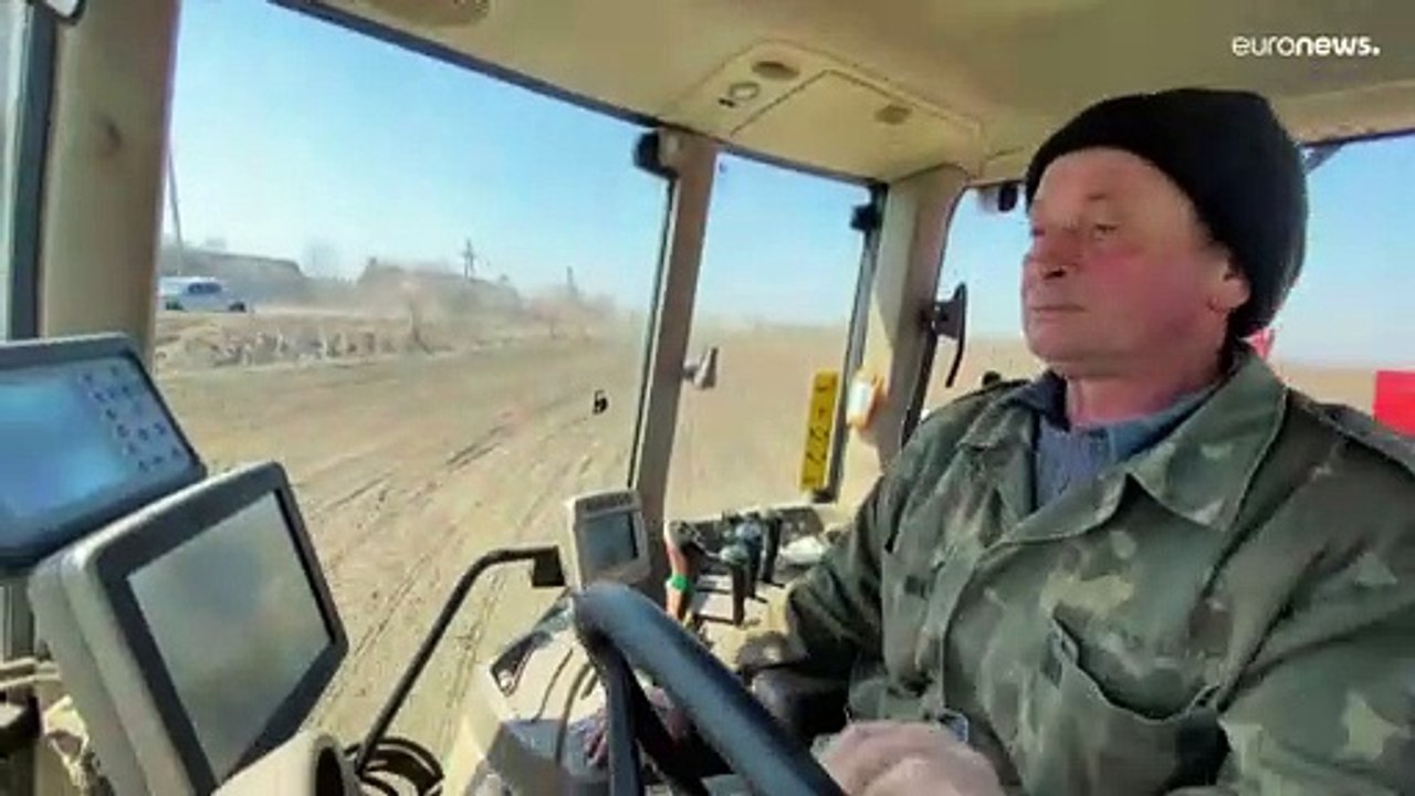 Le tracteur zigzague entre les obus : semailles dans les champs d'Ukraine au nord de Kharkiv