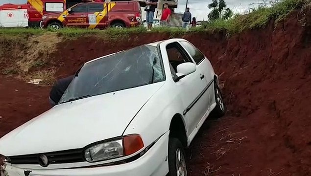 Gol com cinco pessoas capota e três ambulâncias são mobilizadas ao Conjunto Riviera