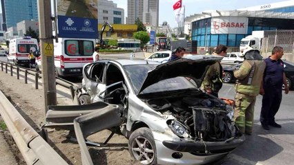 Pendik'te makas atan sürücü demir bariyerlere girdi: 2 yaralı