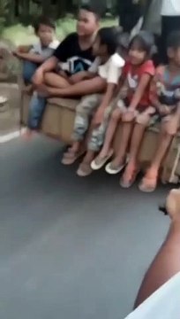 Un camion rempli d'enfants conduit par... un enfant