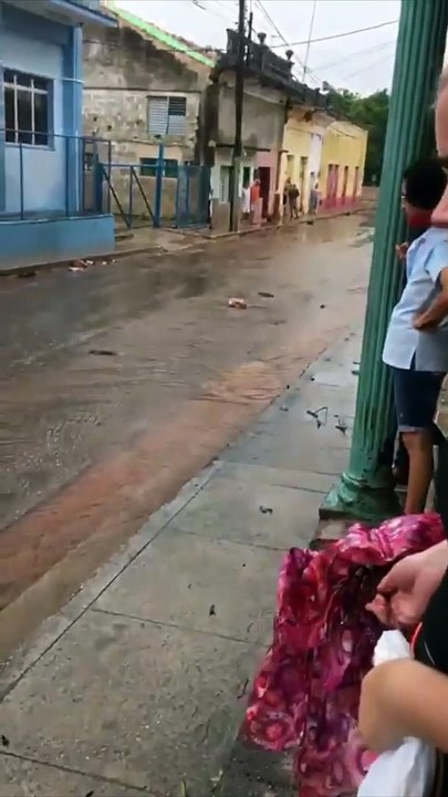 Cubanos pescan clarias en plena calle