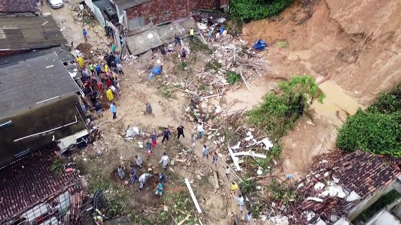Tempestades causam mortes e destruição em Recife