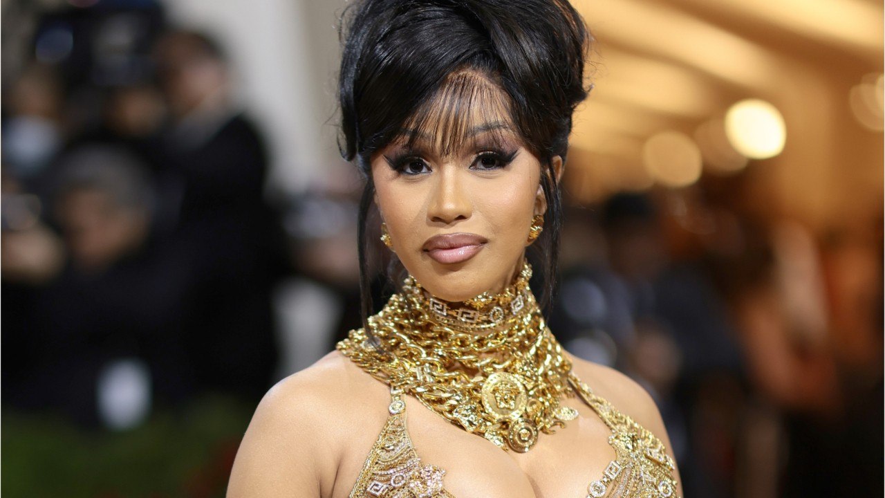 VOICI : Cardi B assiste au naufrage d'un yacht en direct, sa réaction disproportionnée fait hurler de rire les internautes