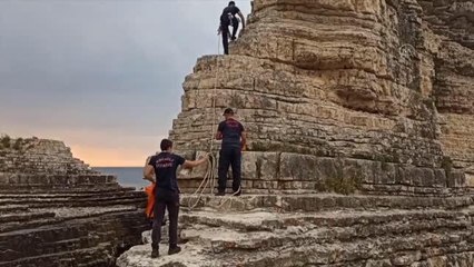 Kayalıklarda mahsur kalan genci itfaiye kurtardı