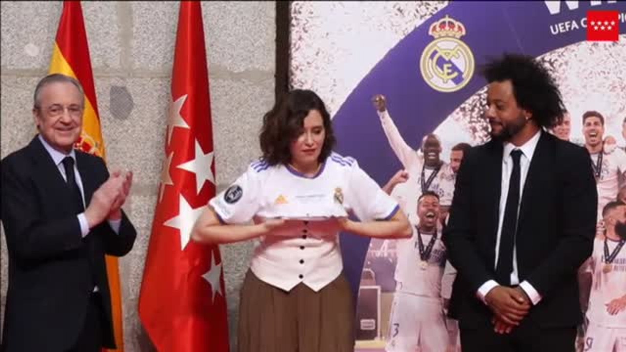 Ayuso agradece a "San Courtois" por esos "'gadgetobrazos' que nos han salvado"