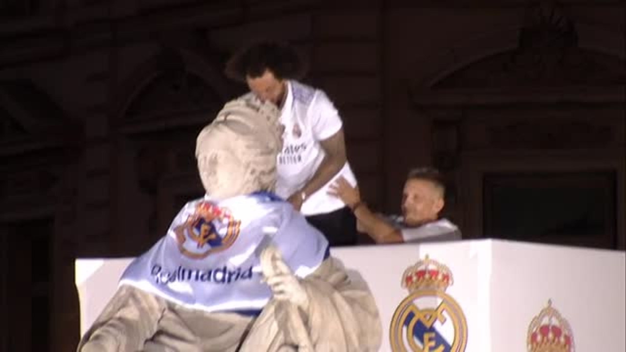 Marcelo levanta la decimocuarta copa de Europa...