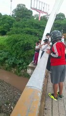 Mujer intenta terminar con su vida en el puente Juan Ramón Molina en la capital