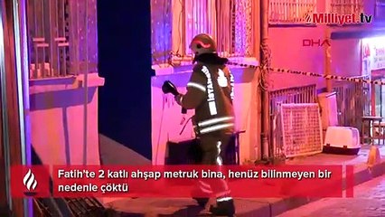Fatih'te 2 katlı ahşap bina çöktü