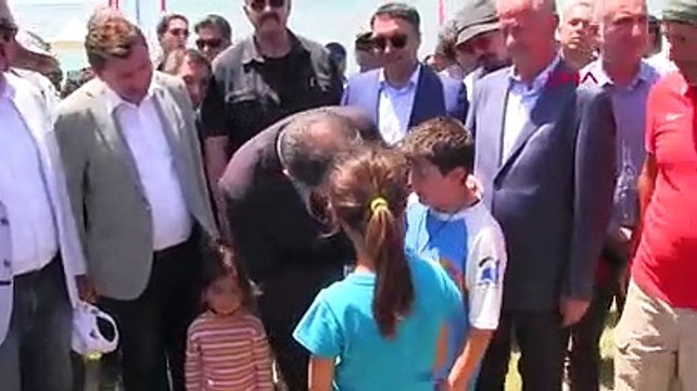 Van Gölü kıyılarında yamaç paraşütü yarışması; dereceye girenlere ödülleri verildi