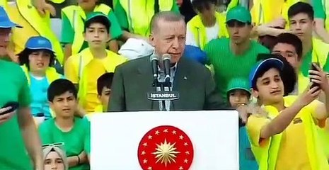 Erdoğan, konuşması sırasında 'selfie' çektirmek isteyen çocukları durdurdu