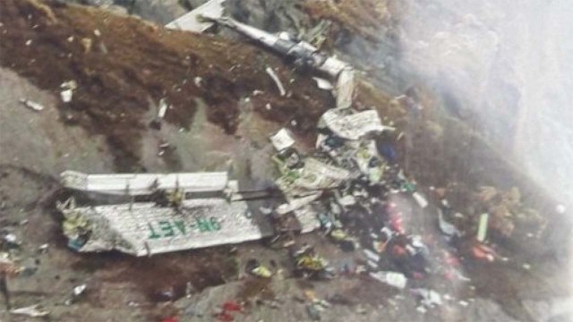 '22명 탑승' 네팔 여객기 산악지대 추락...잔해 공개 / YTN
