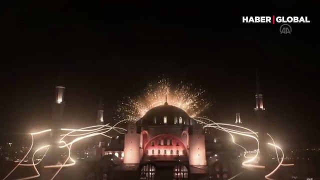 İstanbul'da fetih 1453 çoşkusu: Ayasofya'da İstanbul'un fethinin 569.yılında nefes kesen ışık gösterisi büyüledi