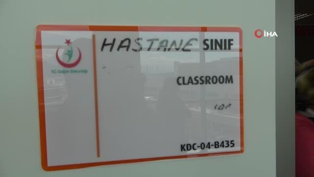 Kayseri Şehir Hastanesi'nde tedavi gören çocuklar sınıfa dönüştürülen odada eğitimlerini sürdürüyor