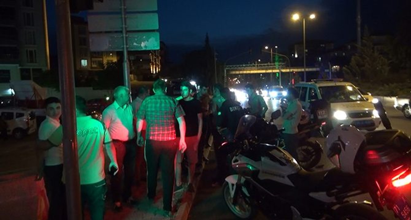 ‘Dur’ ihtarına uymayan ehliyetsiz sürücü polis ekiplerine çarptı