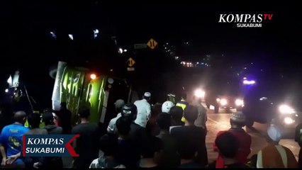 Tak Kuat Menanjak Truk Tangki Timpa Minibus