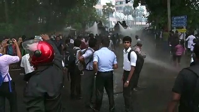 شرطة سريلانكا تستخدم الغاز المسيل للدموع لتفريق تظاهرة طلابية جديدة
