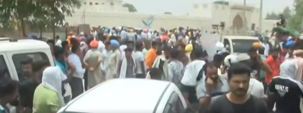 Sidhu Moosewala ਦੀ ਹਵੇਲੀ ਬਾਹਰ ਹਜ਼ਾਰਾਂ ਦੀ ਗਿਣਤੀ 'ਚ ਇਕੱਠ, ਤਸਵੀਰਾਂ ਸਭ ਤੋਂ ਪਹਿਲਾਂ ABP SANJHA 'ਤੇ।