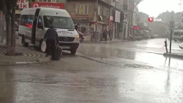 Aniden bastıran sağanak ve dolu yağışı vatandaşa zor anlar yaşattı