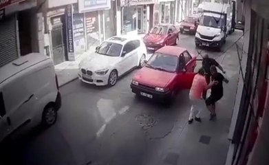 Silivri'de tartıştığı baba ile oğluna bıçakla saldırdı... O anlar kamerada
