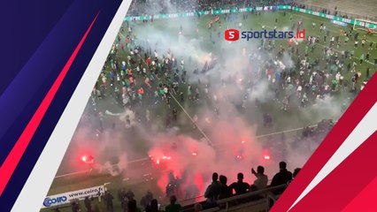 Rusuh! Fans Saint Etienne Masuk Lapangan dan Lempar Flare ke Pemain
