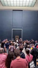 Un activiste attaque La Joconde au musée du Louvre