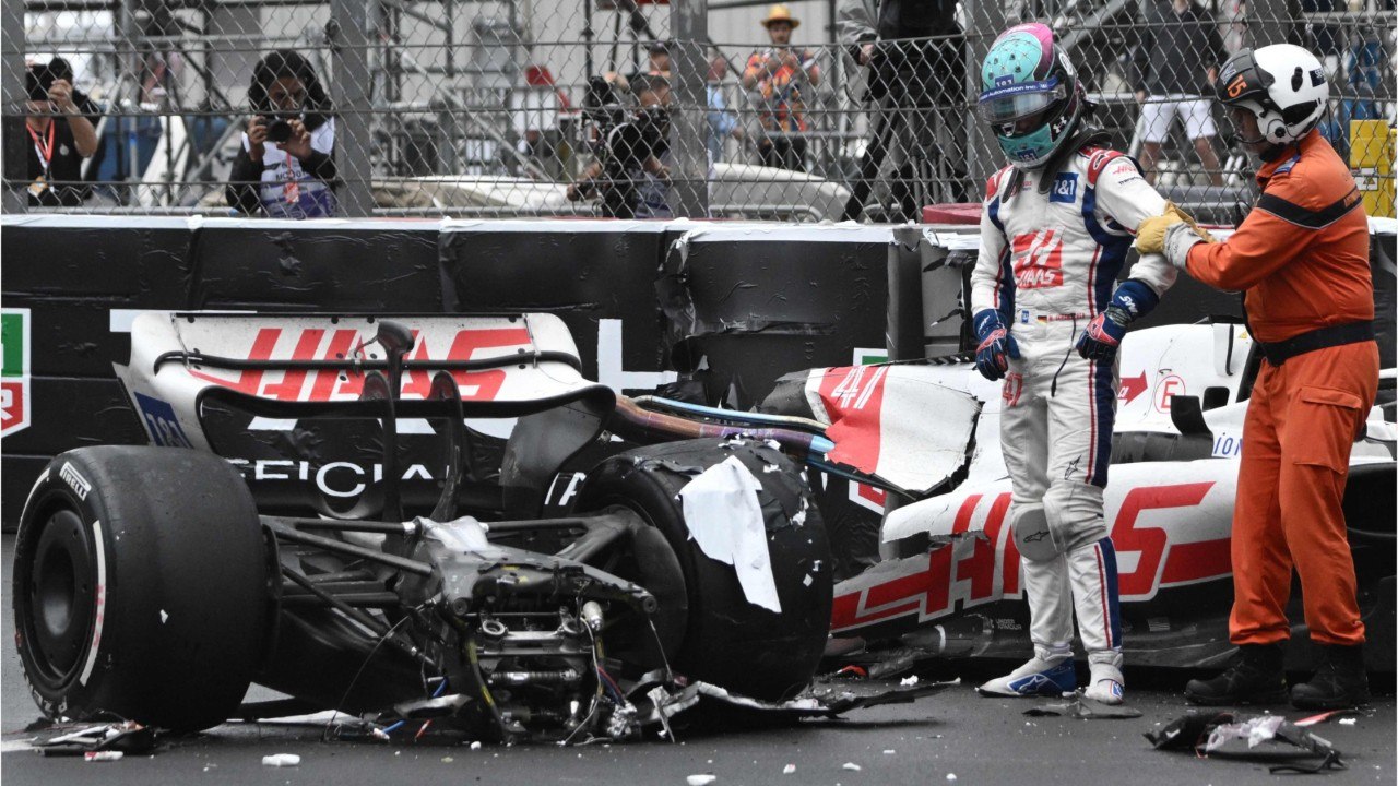 GALA VIDÉO - Mick Schumacher : sa voiture coupée en deux, grosse frayeur au Grand Prix de Monaco !