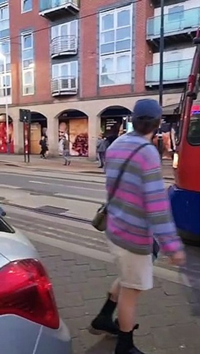 Une voiture bloque la voie de tramway ? Il y a toujours une solution à Sheffield !