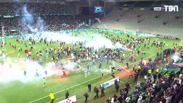 Les images SURREALISTES des supporters de l'ASSE qui sont allés agresser les joueurs sur le terrain