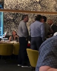 Ted Cruz confrontado em restaurante por ativista anti-armas