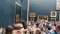 Un responsable del Louvre limpia el cristal de la Gioconda