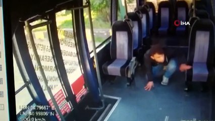 Minibüste sürünerek paraları çaldı: O anlar anbean kamerada