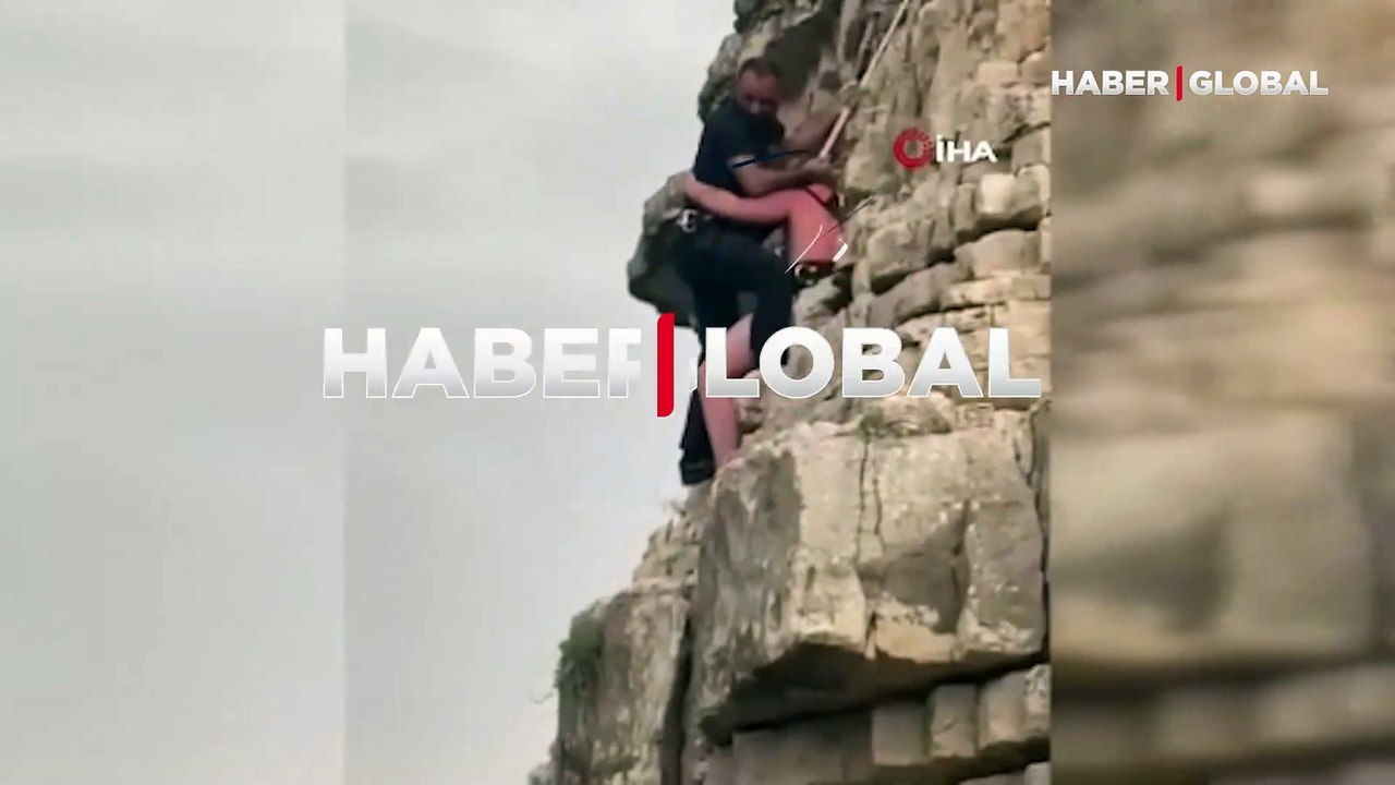 Denize atlamak için çıktığı kayadan atlayamayınca mahsur kaldı