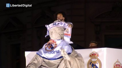 Marcelo levanta la decimocuarta copa de Europa ante la diosa Cibeles