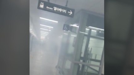지하철 4호선 전동차에서 연기...바퀴 마찰 추정 / YTN