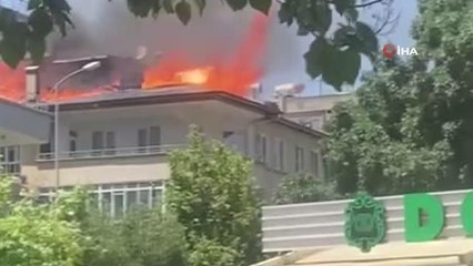 Tadilat sırasında binanın çatısında çıkan yangın paniğe neden oldu
