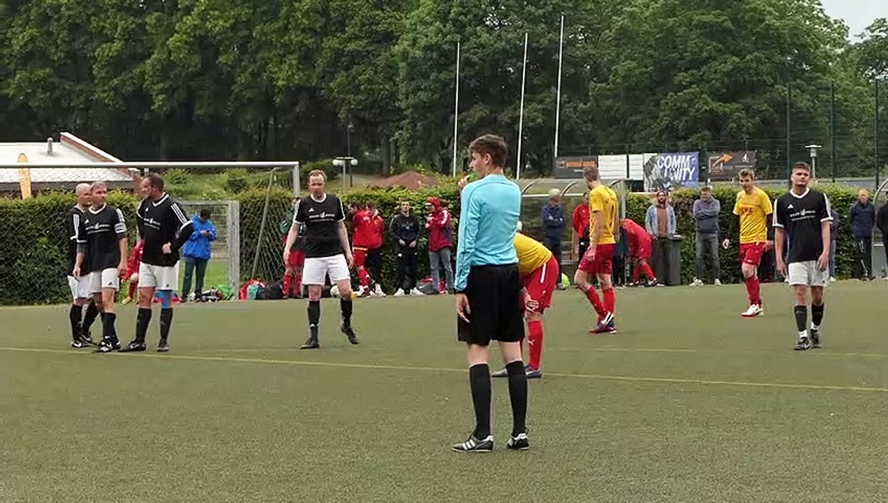 Mirko Köhler von der SG Herberhausen/Roringen hält Elfmeter von Recep Aydin