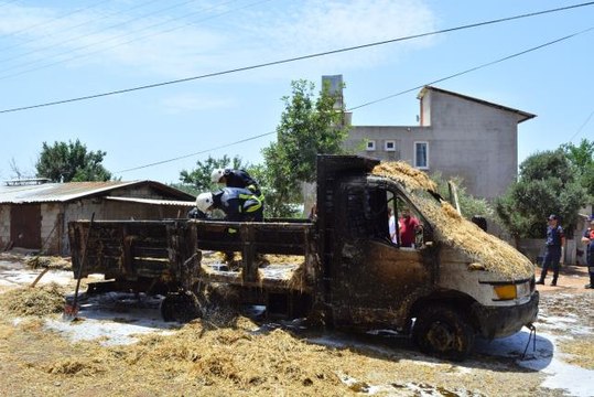 Saman balyaları yüklü kamyonet yandı