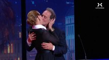 Zapping du 30/05 : L'inattendu baiser de Carole Bouquet et Vincent Lindon à Cannes