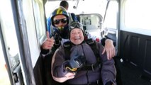 In Svezia è record: Rut si lancia col paracadute a 103 anni