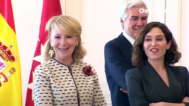 Aguirre, tras inaugurar su retrato institucional de más de 14.000 euros: “Es más pequeño que el de Gallardón”