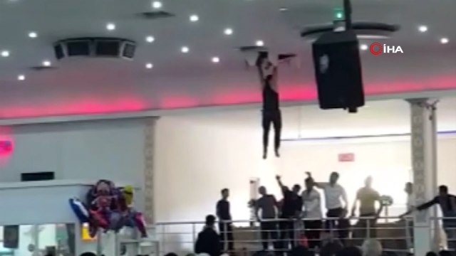 Düğün salonun üst katındaki atölyede çalışan işçi salonun ortasına düştü!