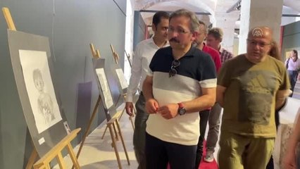 Sağlık çalışanlarının kara kalem eserleri sergilendi