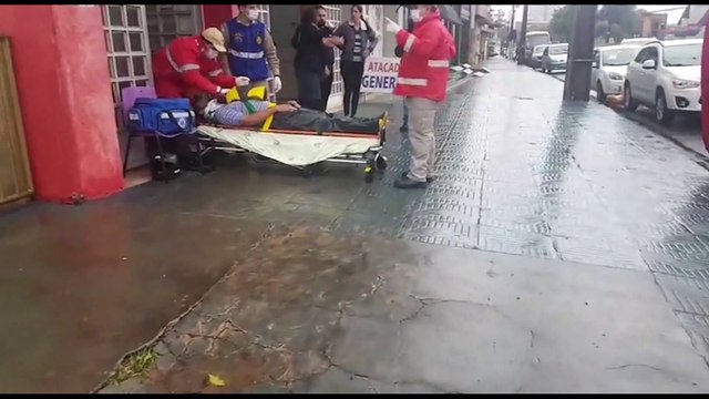 Motociclista sofre suspeita de fratura após colisão no Centro