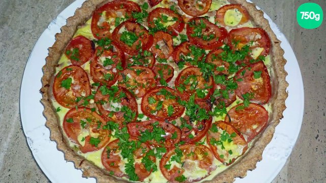 Tarte au thon et tomates sur un lit de courgettes