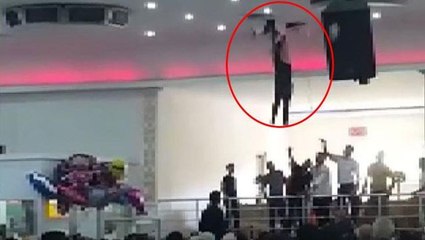 Gaziantep'teki düğünde ilginç anlar! Tavan yarıldı, yukarıda bir adam sallanmaya başlayınca davetliler bakakaldı